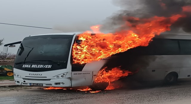 Aksarayda 25 öğrencinin bulunduğu servis midibüsünde yangın