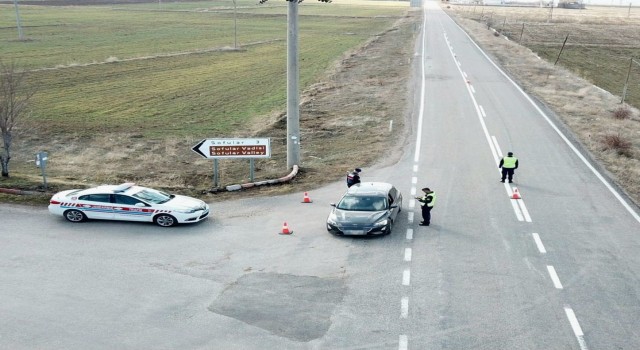 Aksarayda trafik jandarması trafiği havadan denetliyor
