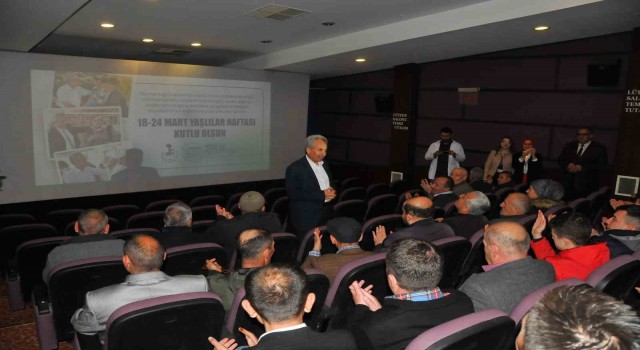 Akşehirde yaşlıların sinema keyfi