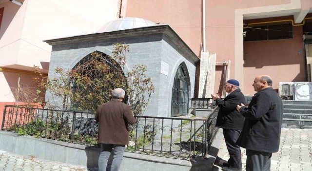 Akşemseddin Hazretlerinin babasının kabrine ziyaretçi akını
