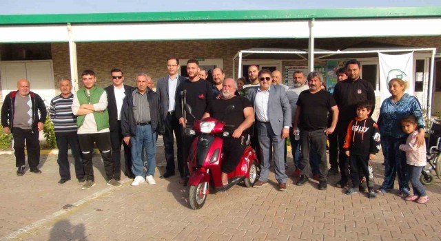 Akülü aracı enkaz altında kalmıştı, depremzede engelli vatandaşa yenisi hediye edildi
