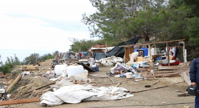 Alanyada hazine arazisini işgal eden baraka boşaltıldı