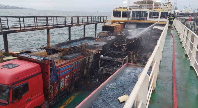 Alev alev yanan feribottan toplu halde denize atlamayı düşünmüşler