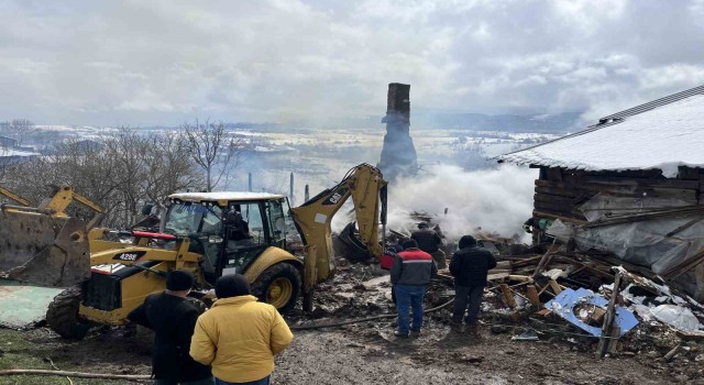 Alevlere teslim olan ahşap ev ve ahır küle döndü