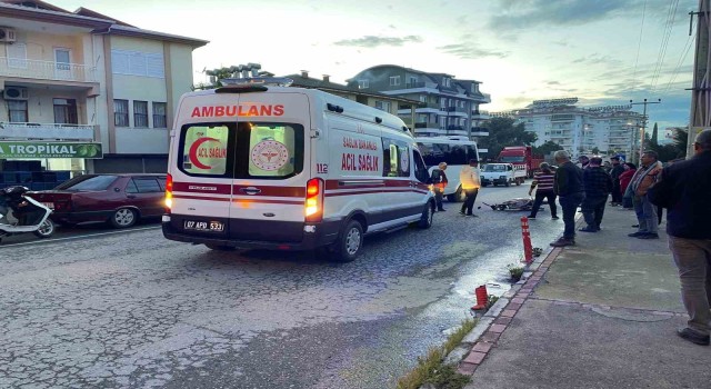 Alkollü motosiklet sürücüsü minibüsün aynasına takıldı