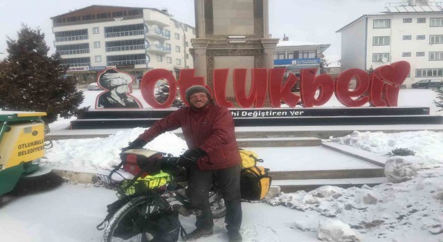 Alman gezgin bisikletiyle çıktığı dünya turunda 5 bin kilometre pedal çevirip Erzincana geldi