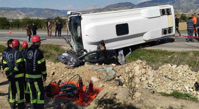 Alman turistleri taşıyan midibüs otomobili ezdi: 1 ölü 24 yaralı