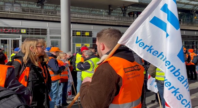 Almanyada ulaşım sektörü çalışanlarından protesto
