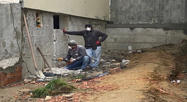 Altı katlı binanın perde betonunun kesilmek istenmesi böyle görüntülendi