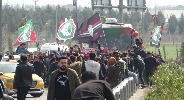 Amedsporlu futbolcular, vatandaşlar tarafından alkışlarla karşılandı