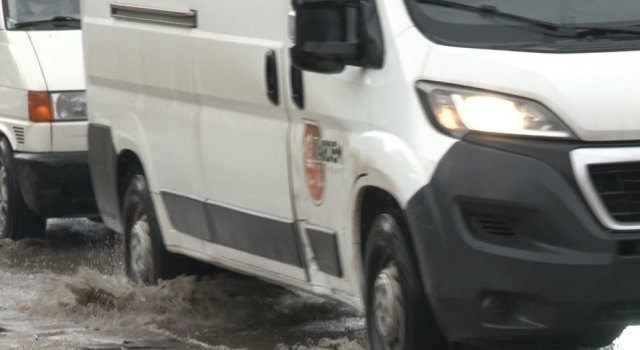 Ankara’da sağanak yağış hayatı olumsuz etkiledi