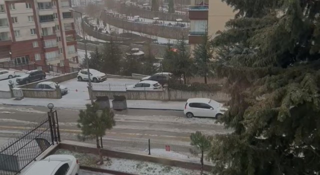 Ankarada sağanak yağış ve dolu sonrası sokaklar dereye döndü