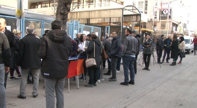 Ankarada SGK binaları önünde uzun EYT kuyruğu