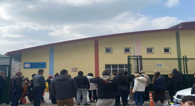 Ankarada sinir krizi geçiren şahıs ilkokuldaki 20 kişiyi rehin aldı