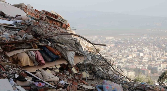 Anne ve babasını depremde kaybeden depremzede konuştu: Bina öne devrilerek yıkılmış