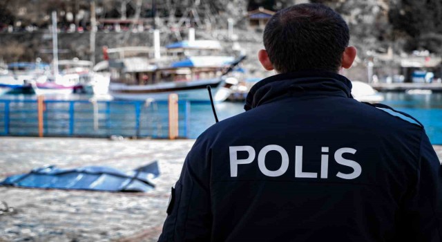 Antalyada denizde 17-18 yaşlarında erkek cesedi bulundu