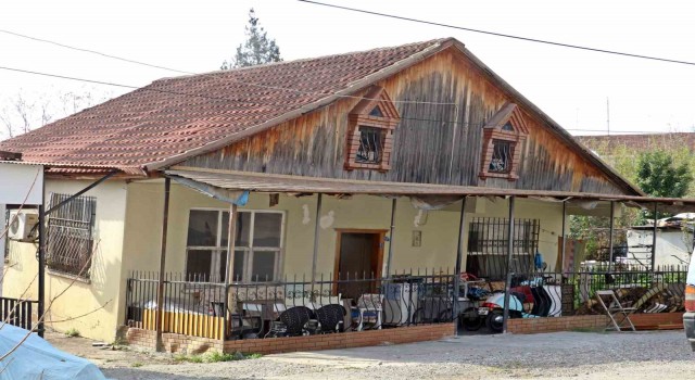 Antalyada eğik evlerde diken üstünde yaşam