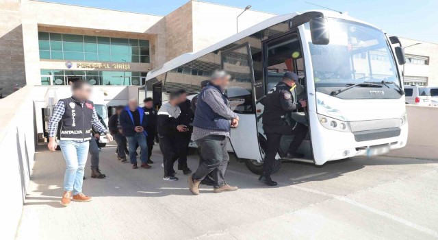 Antalya'da eş zamanlı operasyonlarda aranan 60 şahıs yakalandı
