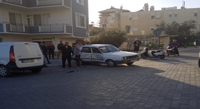 Antalyada hafif ticari araç ile otomobil çarpıştı: 3 yaralı