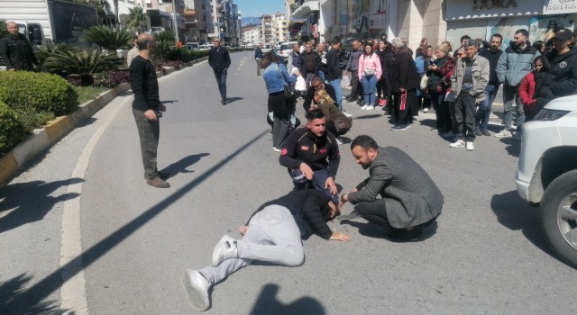 Antalyada kamyonetin çarptığı anne ve oğlu yaralandı