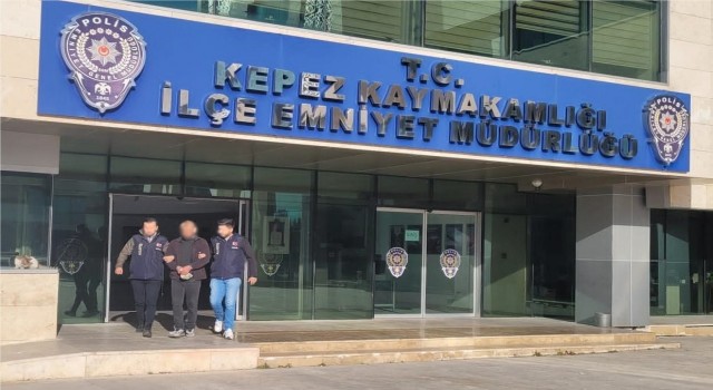 Antalyada kesinleşmiş hapis cezasıyla aranan 2 kişi yakalandı