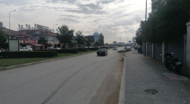 Antalyada otomobilin kadına çarptığı anlar güvenlik kamerasına yansıdı