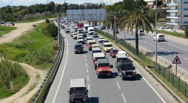 Antalyada safaricilerden TÜVTÜRK önünde vize eylemi
