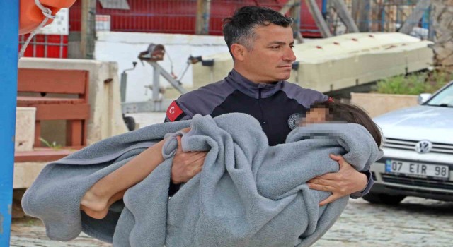 Antalyada sörf tahtasıyla açığa sürüklenen turistleri deniz polisi kurtardı