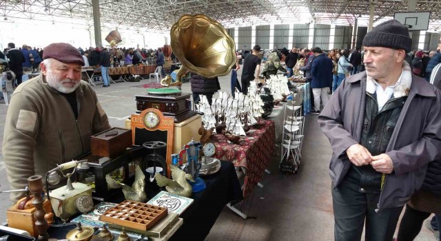 Antika tutkunlarını buluşturan pazar ziyaretçilerine nostalji yaşatıyor