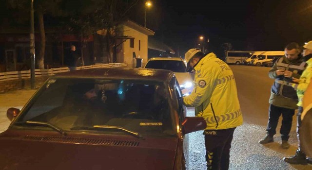 Araçları tek tek durdurup denetlediler