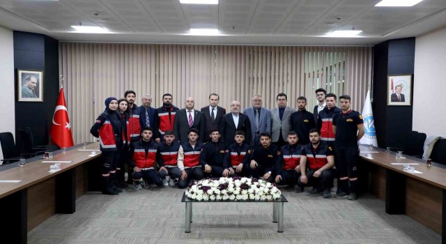 Arama kurtarma çalışmalarına katılan öğrencilerden Rektör Karamustafaya ziyaret
