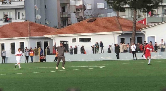 Arda Turan depremzede çocuklar için Marmariste sahaya çıktı