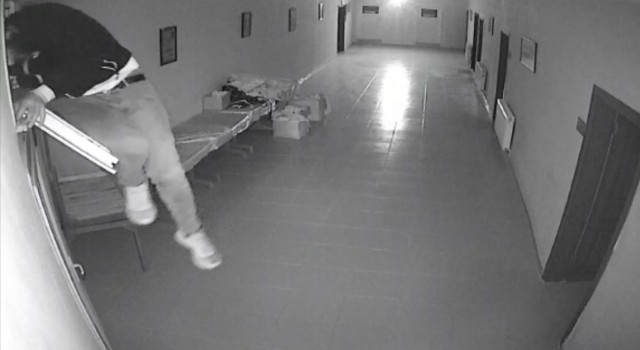 Arnavutköyde cem evine pencereden girerek hırsızlık yapan şahıs kamerada