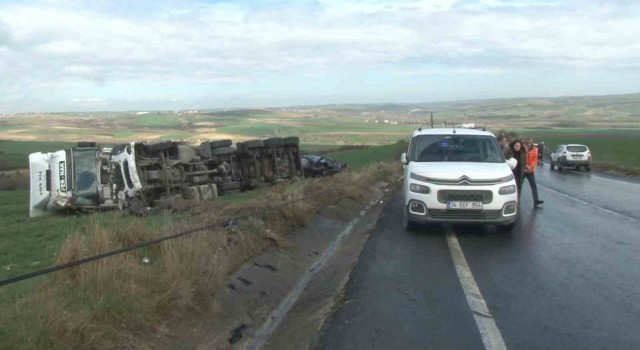 Arnavutköyde hafriyat kamyonu ile otomobil çarpıştı: 1 yaralı