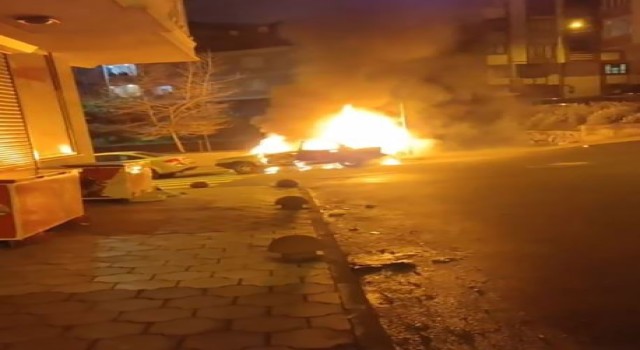 Arnavutköyde park halindeki otomobil alev topuna döndü