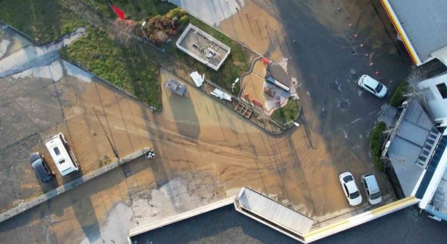 Arnavutköyde su borusu patladı, tonlarca su dakikalarca boşa aktı