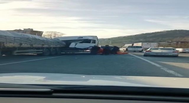 Artvinde 3 aracın karıştığı kaza kameralara yansıdı