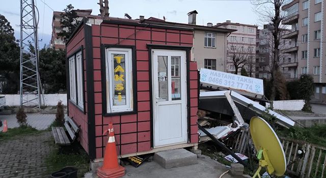 Artvin’de fırtına çatıları uçurdu