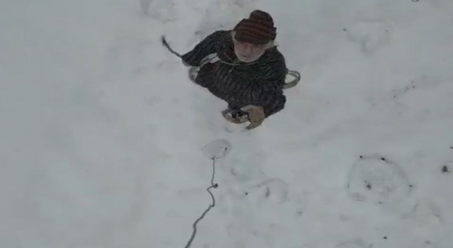 Artvinde kar nedeniyle iletişim kurulamayan yaşlı çiftin yardımına drone yetişti