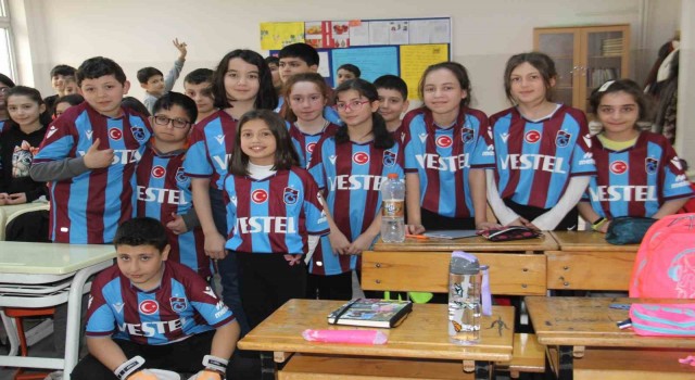 Asbaşkan Ertuğrul Doğandan öğrencilere 11 bin 461 Bordo Mavili forma