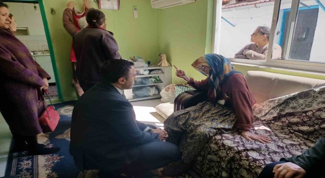 Asırlık çınarları yalnız bırakmayan Müdür Turan, yaşlılara Türk bayrağı hediye etti