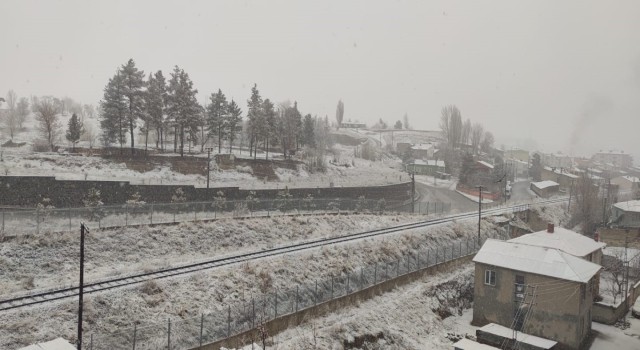 Aşkale güne kar ile uyandı