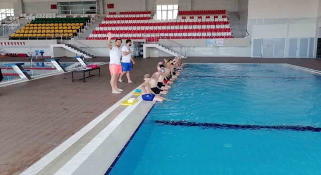 Aslanapada 60 ortaokul öğrencisi yüzme öğreniyor