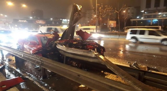 Ataşehirde motosiklete çarpan otomobil bariyere girdi: 1 yaralı