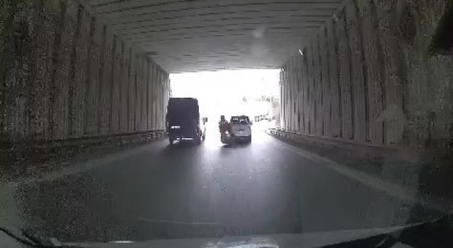 Ataşehirde panelvanı sollayan motosikletli, önündeki ticari araca çarpıp yere savruldu