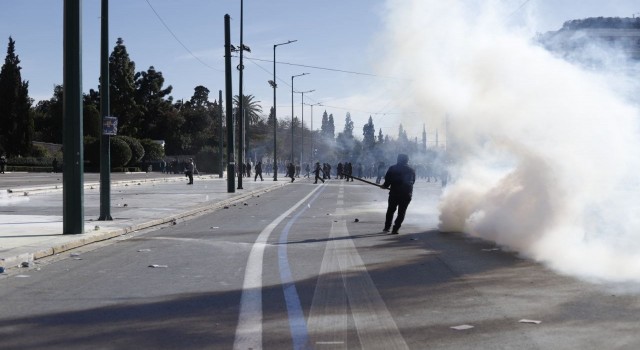 Atinada 50 bin kişi tren kazasını protesto etti