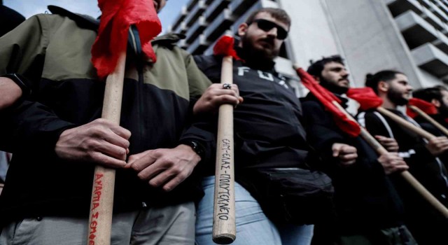 Atinada grev kararı alan 20 bin kişiden tren kazası protestosu