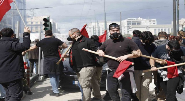Atinada tren kazası protestosunda göstericiler polisle çatıştı