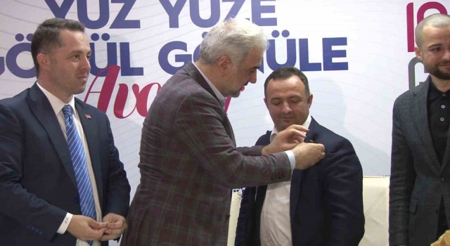 Avcılarda Gelecek Partisinden AK Partiye katılanlar için rozet takma töreni yapıldı