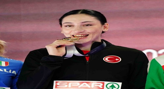 Avrupa şampiyonu milli sporcu Tuğba Danışmaz altın madalyasını aldı